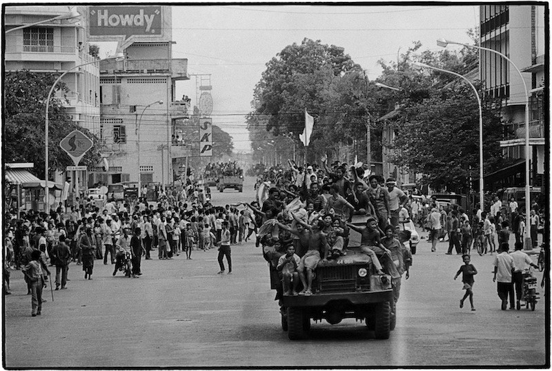 People spill out onto a Phnom Penh boulevard on April 17, 1975, the day Khmer Rouge forces marched into the city. (Roland Neveu)