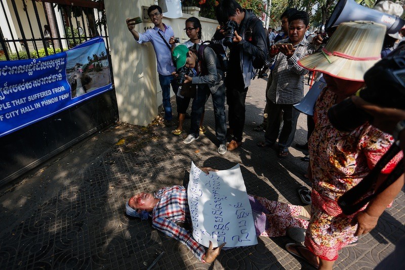 A protester from the Boeng Kak neighborhood lays down outside the World Bank’s country office in Phnom Penh yesterday. (Siv Channa/The Cambodia Daily)