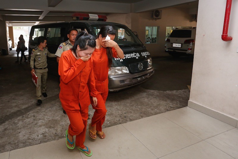 Dul Chandy, left, and Boeun Soklin arrive at the Phnom Penh Municipal Court on Thursday. (Siv Channa/The Cambodia Daily)