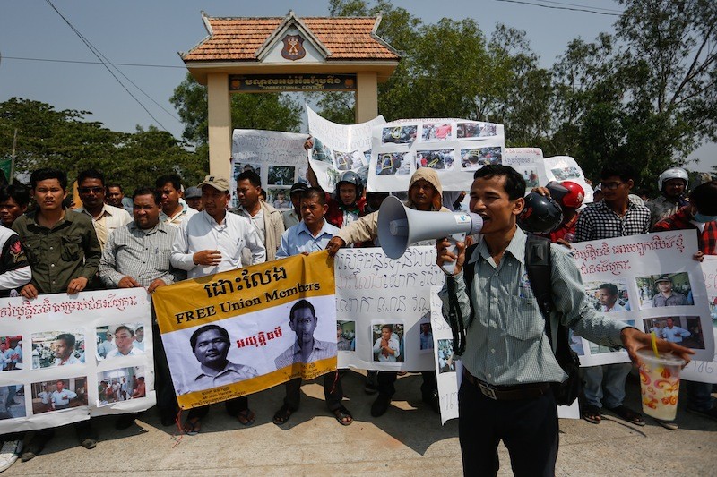  Cambodian Labor Confederation members protest the incarceration of former Capitol Tours bus driver Nan Vanna and la­bor activist Ros Siphay outside Phnom Penh’s Prey Sar prison yesterday morning. (Siv Channa/The Cambodia Daily)