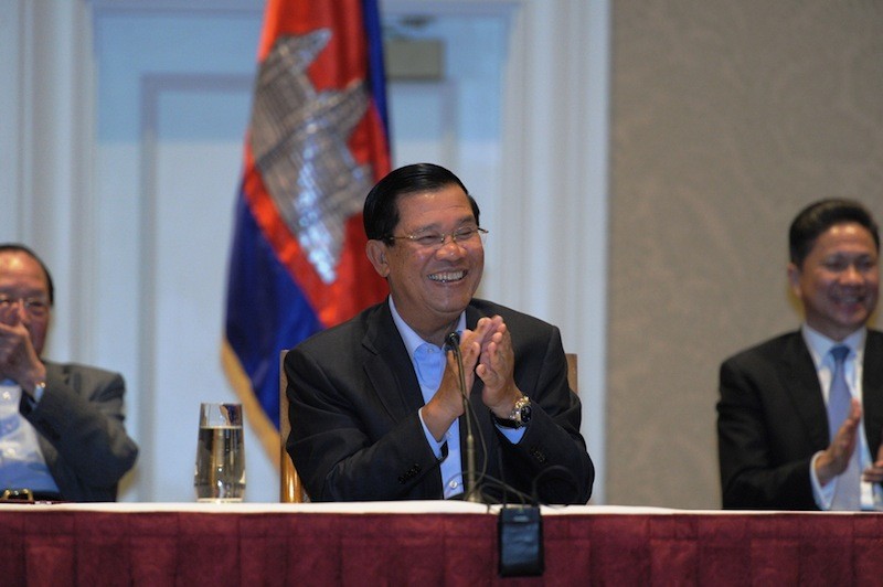 Prime Minister Hun Sen claps during an event at a hotel in Southern California on Sunday evening. (AKP-TVK)