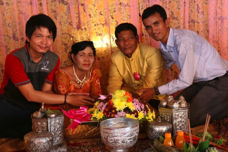 A couple poses during a remarriage ceremony in Kompong Chhnang province on Friday. (Man Sokkoeun)