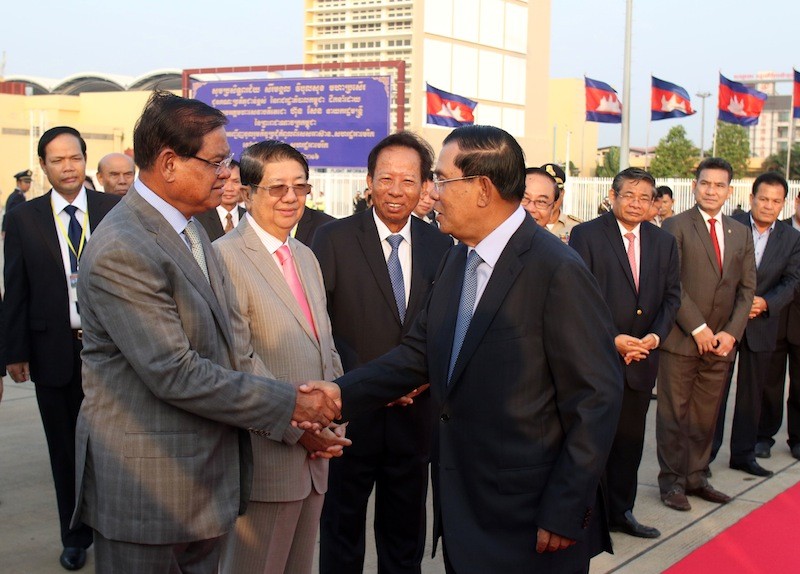 Prime Minister Hun Sen shakes hands with Interior Minister Sar Kheng prior to departing from Phnom Penh International Airport for the two-day US-Asean Summit, which begins today in Rancho Mirage, California. (Khem Sovannara)