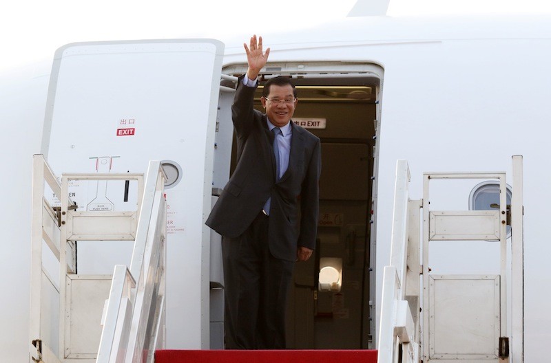 Prime Minister Hun Sen waves prior to departing from Phnom Penh International Airport for the two-day U.S.-Asean Summit, which begins today in Rancho Mirage, California. (Khem Sovannara) 