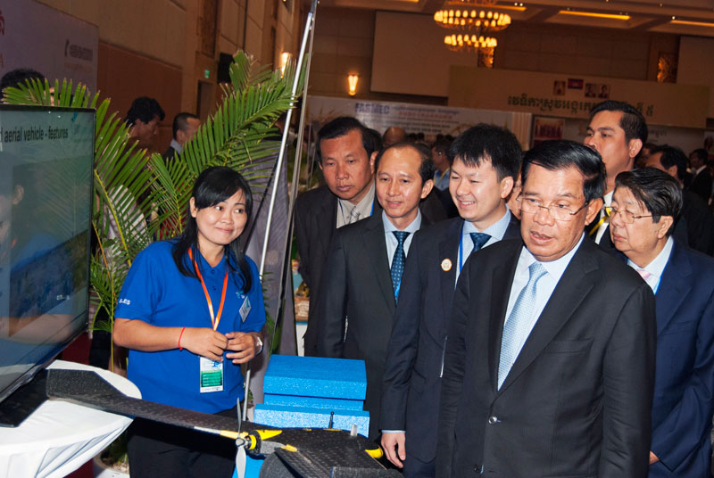 Prime Minister Hun Sen, second from right, and SOMA Group CEO Sok Puthyvuth, third from right, visit an SMWaypoint booth at the Cambodian Rice Forum in Phnom Penh last month. (SMWaypoint)
