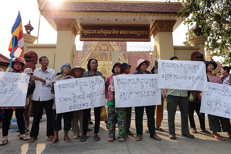 Activists from Phnom Penh’s Boeng Kak neighborhood protest outside the Supreme Court on Wednesday. (Satoshi Takahashi)