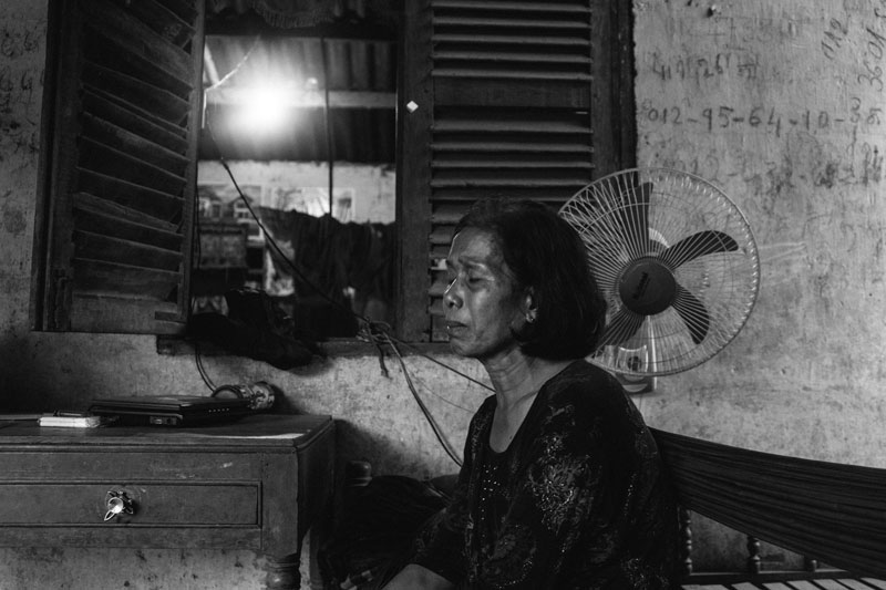 Lean Heng weeps at her home in Kompong Cham’s Village 77. (Hannah Reyes)