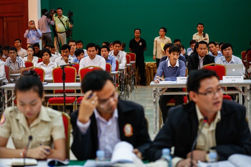 University students seeking an investigation into deputy opposition leader Kem Sokha attend a meeting of the Anti-Corruption Unit in Phnom Penh yesterday. (Siv Channa/The Cambodia Daily)