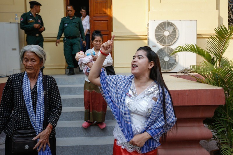 Anti-eviction activist and Boeng Kak resident Tep Vanny yells upon exiting the Supreme Court in Phnom Penh on Wednesday. (Siv Channa/The Cambodia Daily)