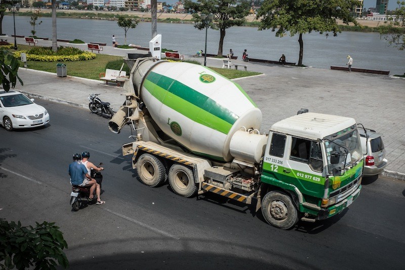 A cement truck drives along Sisowath Quay in Phnom Penh in January. (Chris Ellinger/Creative Commons)