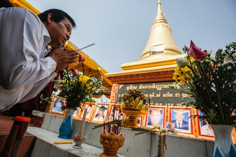  CNRP lawmaker Real Camerin pays his respects to those killed in a March 1997 grenade attack on an opposition protest, during an anniversary commemoration in Phnom Penh yesterday. (Siv Channa/The Cambodia Daily)