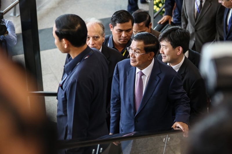 Prime Minister Hun Sen rides an escalator at Phnom Penh International Airport on Wednesday. (Masayori Ishikawa)