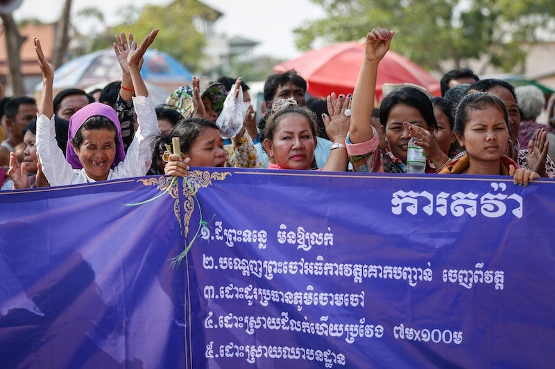  Residents of Phnom Penh’s Pur Senchey district protest outside Wat Kok Banhchoan yesterday. (Siv Channa/The Cambodia Daily)