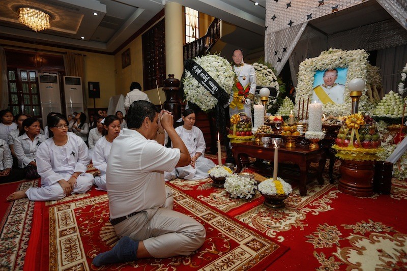 A man mourns at an altar during the funeral ceremony of Peng Pat on Wednesday. (Siv Channa/The Cambodia Daily)