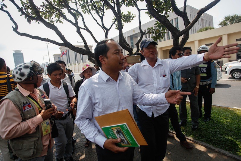  Union leader Ath Thorn leaves the Council of Ministers building in Phnom Penh on Tuesday. (Siv Channa/The Cambodia Daily)