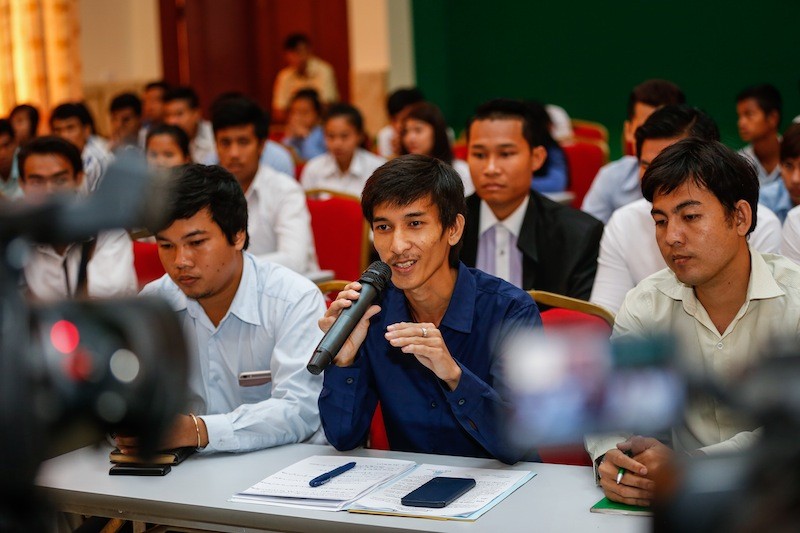 Srey Chamroeun, the leader of group of students protesting deputy opposition leader Kem Sokha's alleged marital infidelity, speaks during a meeting of the Anti-Corruption Unit in Phnom Penh on Thursday. (Siv Channa/The Cambodia Daily)