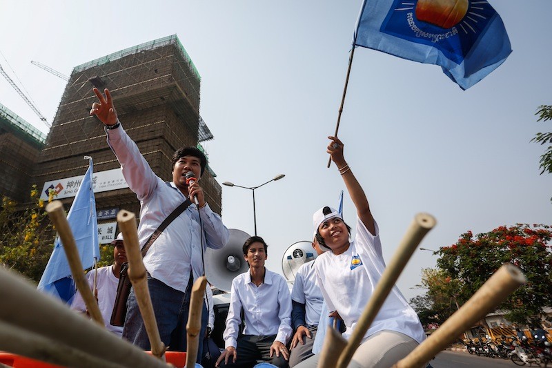 A group of students parades through Phnom Penh yesterday, protesting against deputy opposition leader Kem Sokha’s refusal to respond to accusations he had extramarital affairs. (Siv Channa/The Cambodia Daily)