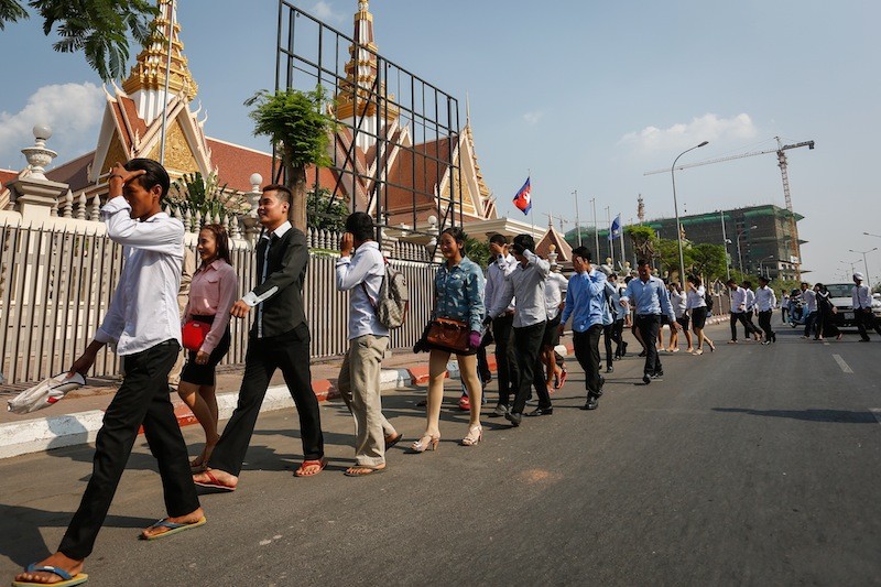 University students walk past the National Assembly in Phnom Penh yesterday after delivering a petition calling for opposition leader Kem Sokha to be summoned for questioning. (Siv Channa/The Cambodia Daily)