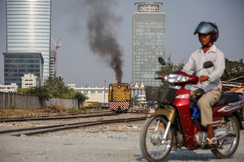 A freight train leaves the Phnom Penh railway station yesterday. (Siv Channa/The Cambodia Daily)
