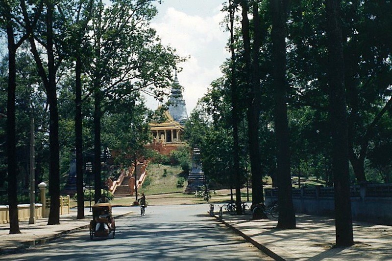 A photograph of Wat Phnom in 1955
