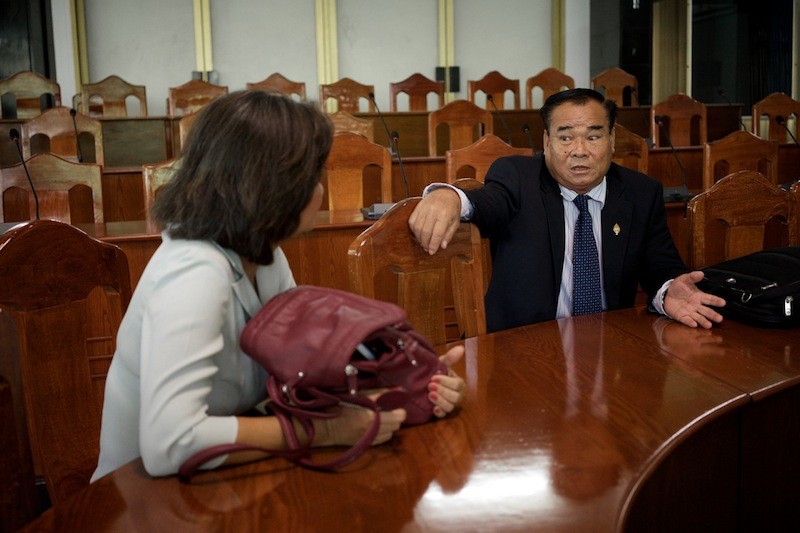 Ho Vann, right, speaks with fellow CNRP lawmaker Mu Sochua at the Senate in Phnom Penh in March 2014. (Ben Woods/The Cambodia Daily)