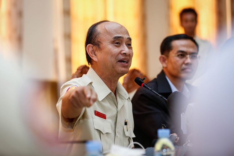 Anti-Corruption Unit Chairman Om Yentieng speaks during a press conference in Phnom Penh on Monday about his investigation into a sex scandal involving deputy opposition leader Kem Sokha. (Siv Channa/The Cambodia Daily) 