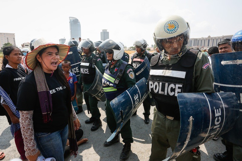 Outspoken land rights activist Tep Vanny shouts at police during a rally in Phnom Penh in March. (Siv Channa/The Cambodia Daily)