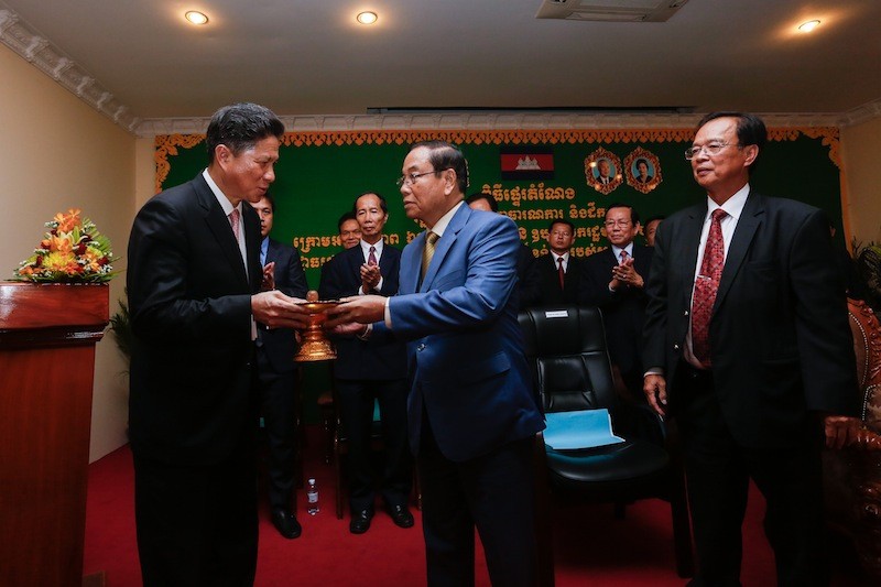 Sun Chanthol, left, accepts the Transport Ministry portfolio at a handover ceremony in Phnom Penh yesterday. (Siv Channa/The Cambodia Daily)