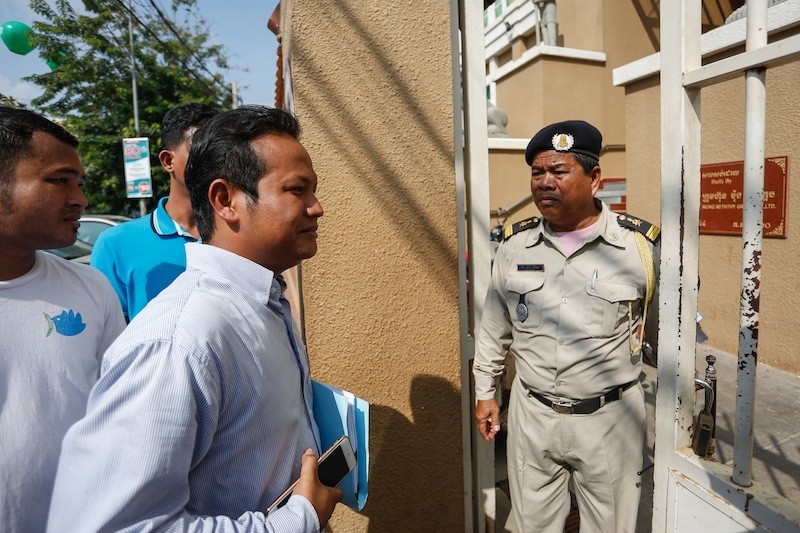 Pav Sina, center, walks into the Phnom Penh Municipal Court on Thursday. (Siv Channa/The Cambodia Daily)