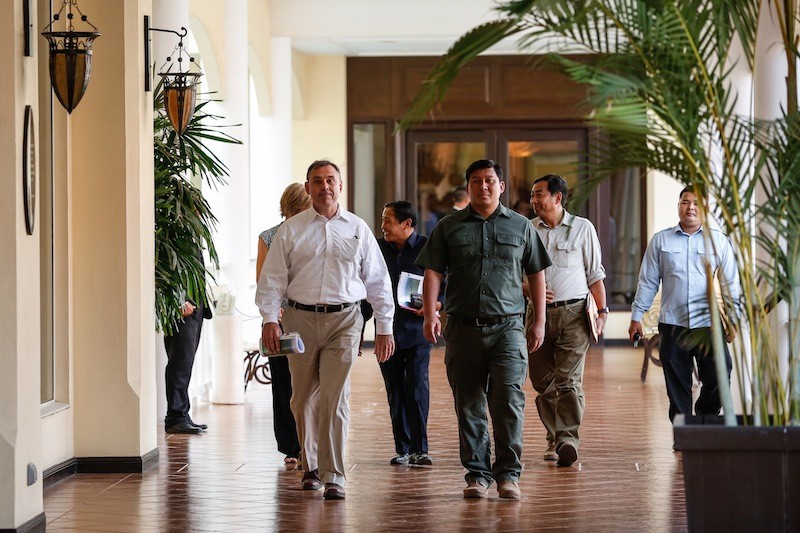 U.S. Ambassador William Heidt, left, and Environment Minister Say Sam Al, center, arrive at the Sofitel hotel in Phnom Penh yesterday after a helicopter ride over the Prey Lang forest. (Siv Channa/The Cambodia Daily)