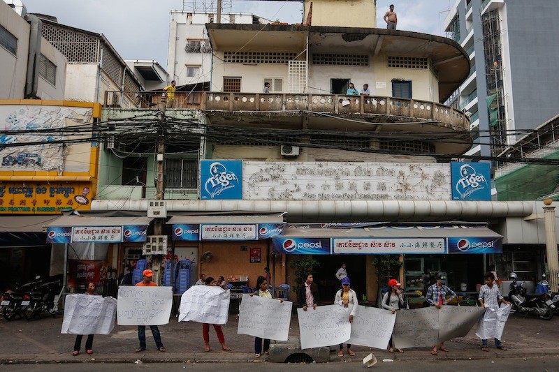 Employees of the Xiao Xiao Seafood Restaurant protest their dismissal outside the restaurant in Phnom Penh’s Daun Penh district yesterday. The workers were fired for taking a week off over the Khmer New Year holiday but rehired yesterday evening following negotiations mediated by labor officials. (Siv Channa/The Cambodia Daily)