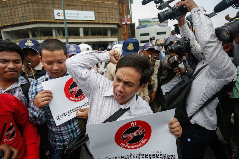  Suot Chet is surrounded by fellow unionists on Monday after being punched by a government security guard outside the National Assembly in Phnom Penh. (Siv Channa/The Cambodia Daily)