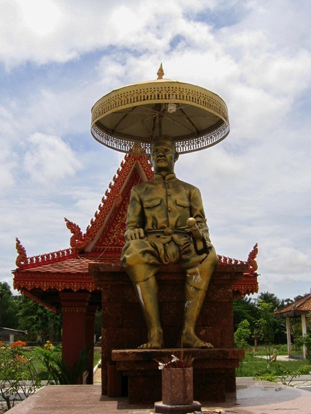 A statue of Khleang Moeung in Pursat province. (Anne Guillou)