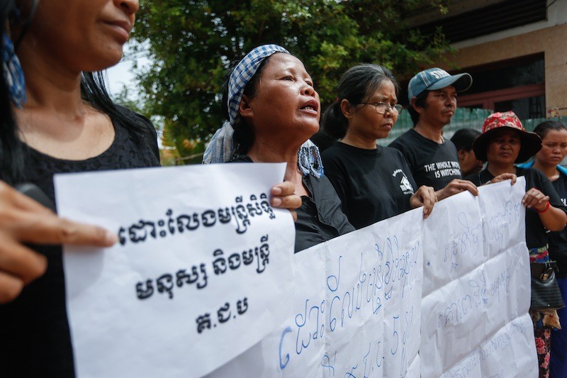 Activists stage a protest in Phnom Penh’s Pur Senchey district yesterday to mark the third “Black Monday” since a group of human rights officers were arrested. (Siv Channa/The Cambodia Daily) 