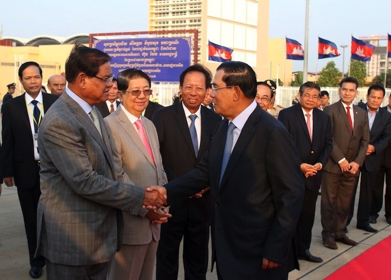 Prime Minister Hun Sen shakes hands with Interior Minister Sar Kheng at the Phnom Penh International Airport in February. (Khem Sovannara)
