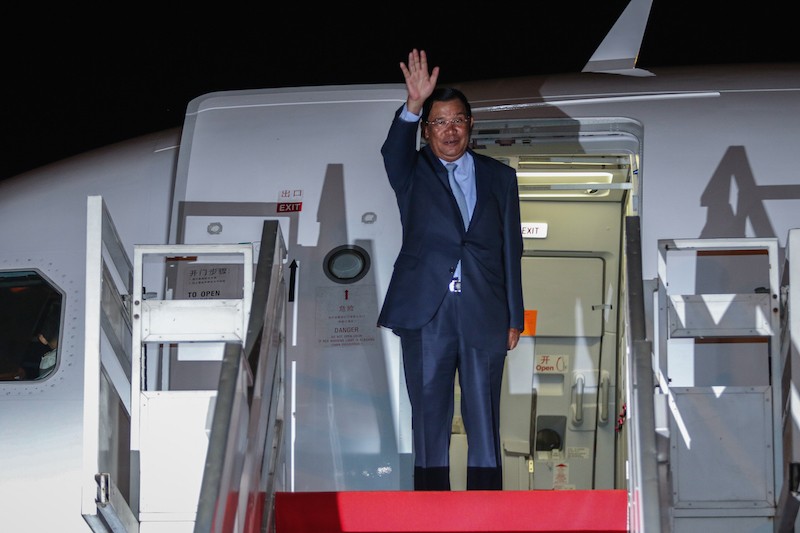 Prime Minister Hun Sen departs from Phnom Penh International Airport on Monday night for a state visit to Russia. (Khem Sovannara)