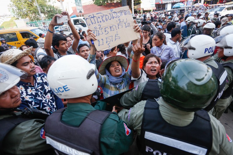Protesters call for the release of four Adhoc officers and an election official outside the Phnom Penh Municipal Court yesterday afternoon. (Siv Channa/The Cambodia Daily) 