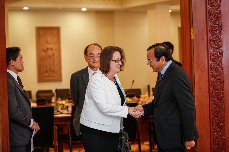 Angela Corcoran, center, Australia's ambassador-designate, shakes hands with Foreign Affairs Minister Prak Sokhonn after a meeting of the diplomatic corps in Phnom Penh yesterday. (Siv Channa/The Cambodia Daily)