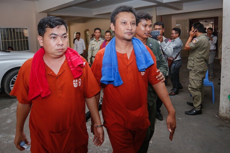 Prime Minister Bodyguard Unit members Chay Sarith, left, and Mao Hoeun arrive at the Phnom Penh Municipal Court on Tuesday. (Siv Channa/ The Cambodia Daily)