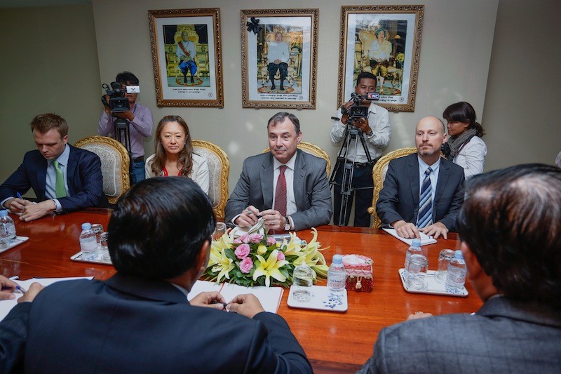 US Ambassador William Heidt talks with Foreign Affairs Minister Prak Sokhonn during a meeting in Phnom Penh on Wednesday. (Siv Channa/The Cambodia Daily)
