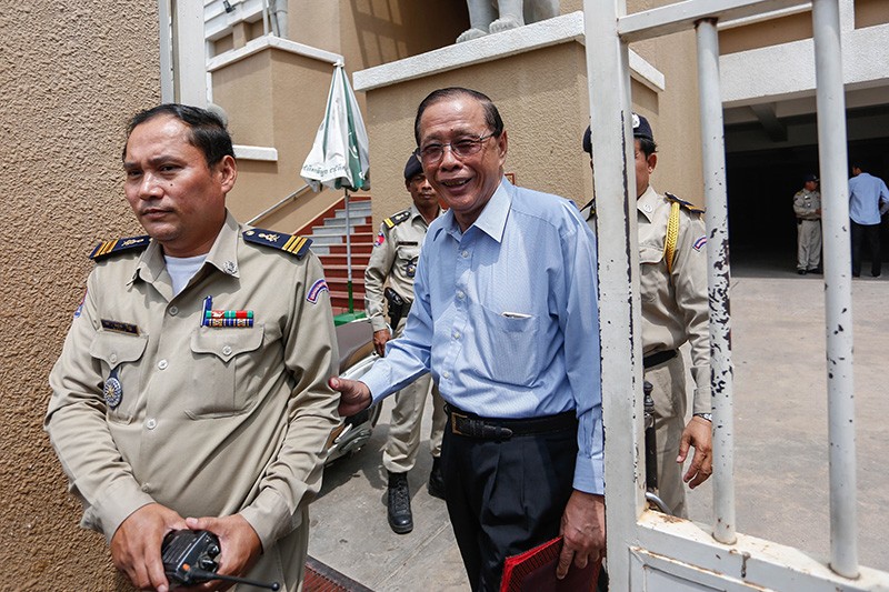 CPP spokesman Sok Eysan leaves the Phnom Penh Municipal Court on Friday after being questioned over the ruling party’s defamation complaint against political analyst Ou Virak. (Siv Channa/The Cambodia Daily)