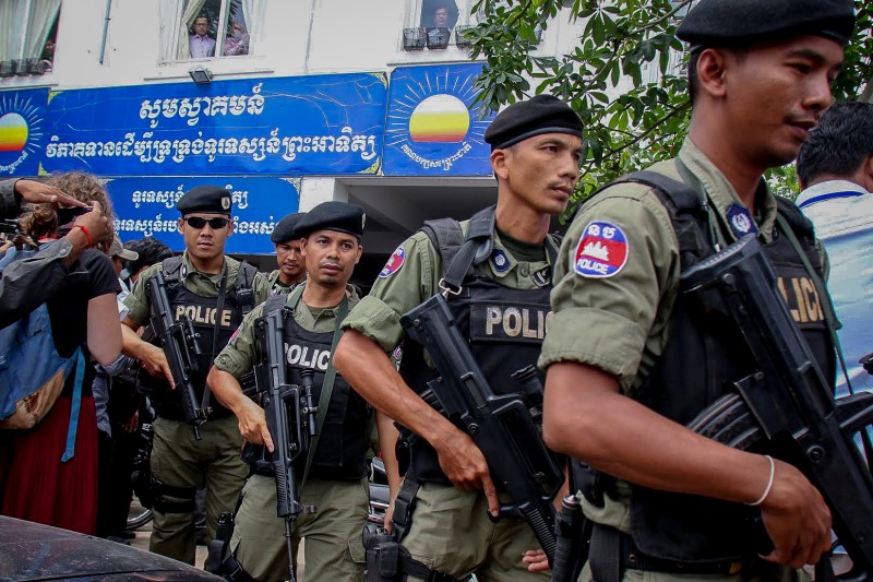 Police leave the CNRP's Phnom Penh headquarters on Thursday after failing to arrest deputy opposition leader Kem Sokha. (Khem Sovannara)