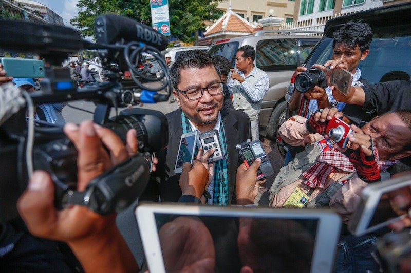 Ou Virak speaks to members of the media after being questioned at the Phnom Penh Municipal Court on Thursday. (Siv Channa/The Cambodia Daily)