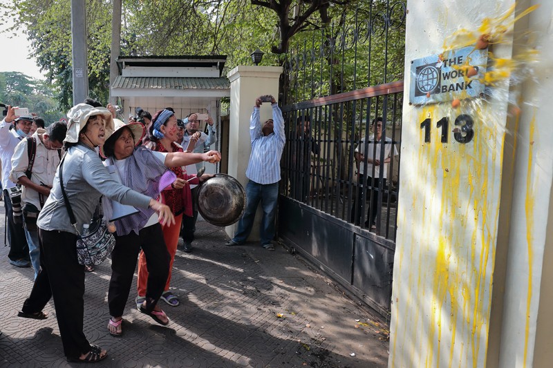 Protesters hurl eggs at the World Bank office in Phnom Penh in February. (Satoshi Takahashi)