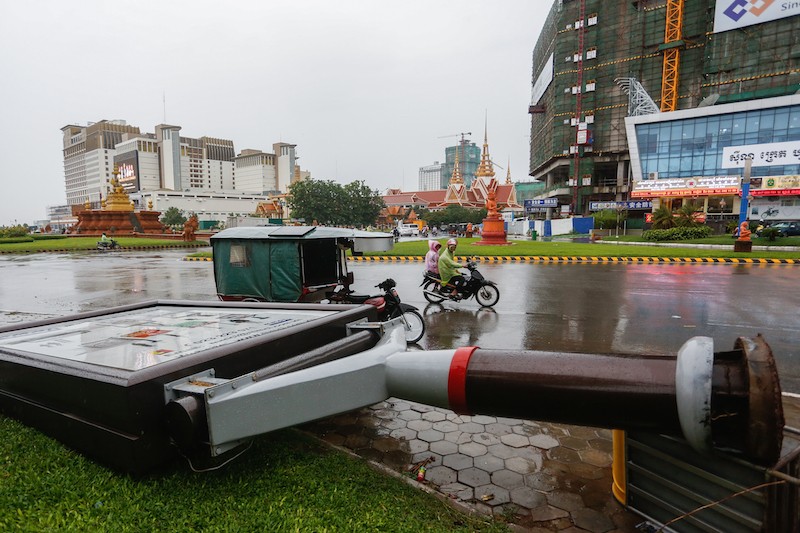 A billboard lies at the intersection of Sihanouk Boulevard and Sisowath Quay in Phnom Penh on Monday after being felled by strong winds. (Siv Channa/The Cambodia Daily)