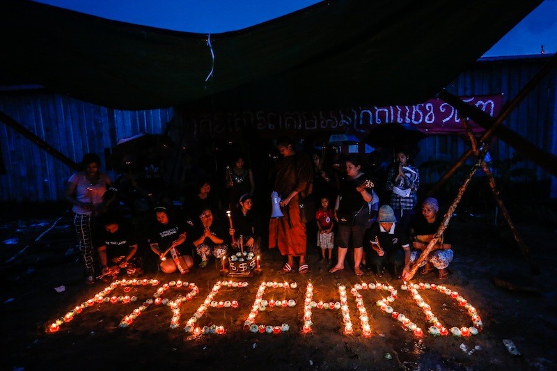 Members of Phnom Penh’s Boeng Kak community hold a vigil yesterday evening to mark the seventh “Black Monday” since four human rights workers and an election official were jailed on bribery charges widely seen as politically motivated. (Siv Channa/The Cambodia Daily)
