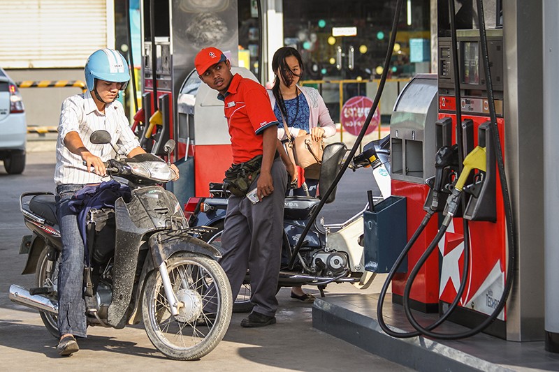 A motorist fills up at a gas station in Phnom Penh last year. (Siv Channa/The Cambodia Daily)