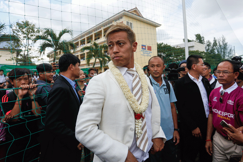  Japanese football star Keisuke Honda visits Indradevi High School in Phnom Penh on Thursday. (Siv Channa/The Cambodia Daily)