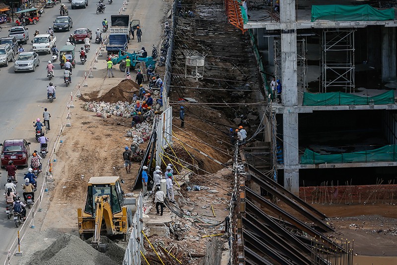 The area where a section of road collapsed adjacent to OCIC’s Olympia City construction site in Phnom Penh (Siv Channa/The Cambodia Daily)