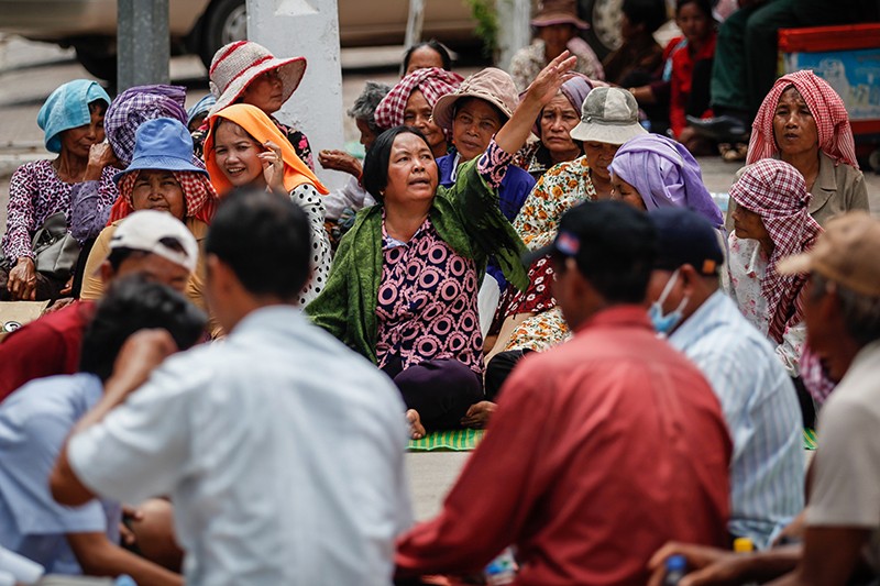 Villagers from Kandal province sit outside the Supreme Court in Phnom Penh on Tuesday as judges adjudicate a land dispute. (Siv Channa/The Cambodia Daily)